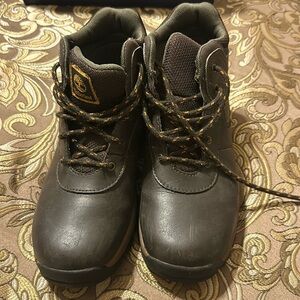 New without box Timberland Boys boots